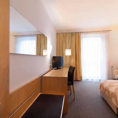 Heinhotel Vienna Airport 酒店 施韦夏特